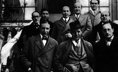 Front row (from left to right) Pedro Salinas, Ignacio Sánchez Mejías and Jorge Guilén. Back row: Antonio Marichalar, José Bergamín, Corpus Barga, Vicente Aleixandre, Federico García Lorca and Dámaso Alonso