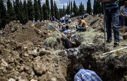 Unos hombres trabajan en la construcción de tumbas en Soma (Turquía).