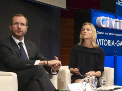 Maroto (izquierda), ayer con la miembro del gabinete de la Vicepresidencia de la Comisión Europea Hanna Hinrikus, y el teniente de alcalde de Funchal (Portugal), Bruno Miguel Camacho, en la inauguración en Vitoria del Foro Civitas de apoyo a las políticas innovadoras en movilidad sostenible.