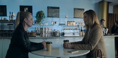Angourie Rice (izquierda) y Judy Greer (derecha), en una escena de la segunda temporada de 'Lo último que me dijo', de Apple TV.