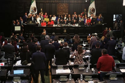 Senadores de la oposición en la tribuna de la sede alternativa, durante la sesión del 10 de septiembre.