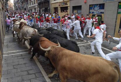 Los toros de la ganadería de Fuente Ymbro son los protagonistas del cuarto encierro de San Fermín por las calles de Pamplona.