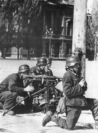 Unos soldados alemanes se disponen a disparar una ametralladora MG-42 en una calle de Nikolaev (Ucrania), en agosto de 1941.