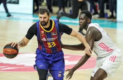 Mirotic controla el balón ante Garuba