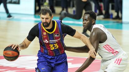 Mirotic controla el balón ante Garuba