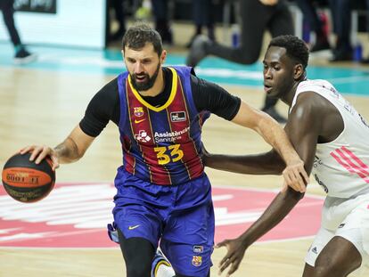 Mirotic controla el balón ante Garuba