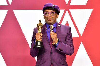 El director Spike Lee posa con la estatuilla a mejor guion adaptado por ' Infiltrado en el KKKlan'.