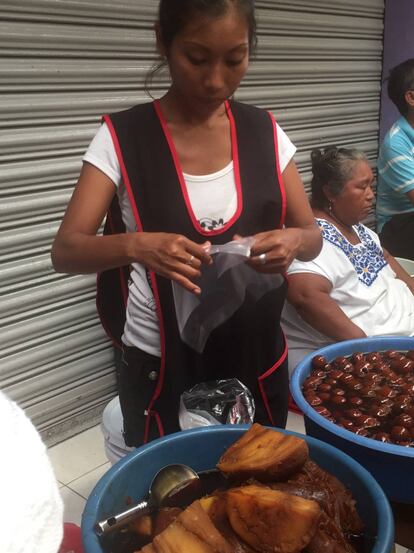 Un puesto de comida en las afueras del Mercado Central de M&eacute;rida, en Yucat&aacute;n, M&eacute;xico.