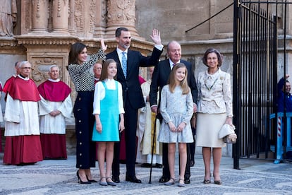 La reina Letizia, la princesa Sofía, el rey Felipe VI,  el rey emérito Juan Carlos I, la princesa Leonor y la reina Sofía en Palma de Mallorca, tras la misa de Pascua en abril de 2018.