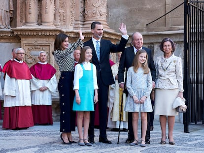 La reina Letizia, la princesa Sofía, el rey Felipe VI,  el rey emérito Juan Carlos I, la princesa Leonor y la reina Sofía en Palma de Mallorca, tras la misa de Pascua en abril de 2018