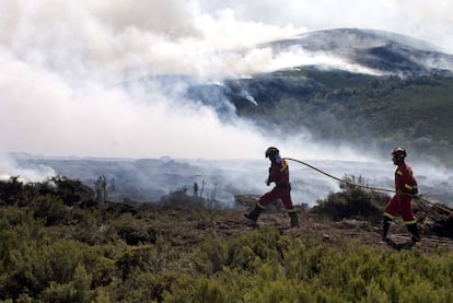 Dos efectivos de la Unidad Militar de Emergencias (UME) trabajan en un incendio el 18 de octubre en Parada de Sil, en Ourense, provincia en la que continúan activos 16 fuegos, dos de ellos de grandes dimensiones, hasta 1.800 hectáreas en Manzaneda y 1.000 en Lobios.