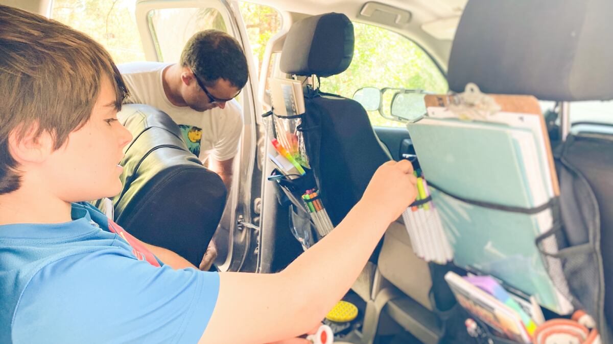 Este organizador para los asientos traseros del coche es el accesorio definitivo en viajes largos por carretera.