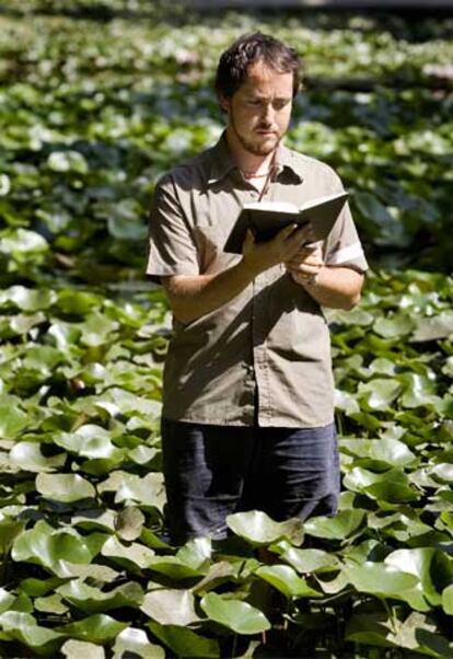 Josep Montoya se remoja entre plantas acuáticas.