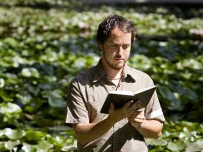 Josep Montoya se remoja entre plantas acuáticas.