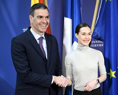 La primera ministra finladesa, Sanna Marin, y el presidente del Gobierno, Pedro Sánchez, se saludan ante los medios este viernes en Helsinki. 