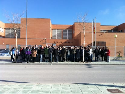 Profesores y alumnos del IES La Torreta contra los recortes en Elda.