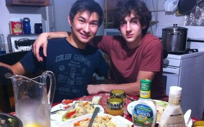 Dzhokhar Tsarnaev (Dcha.) con otro estudiante, Dias Kadyrbayev.