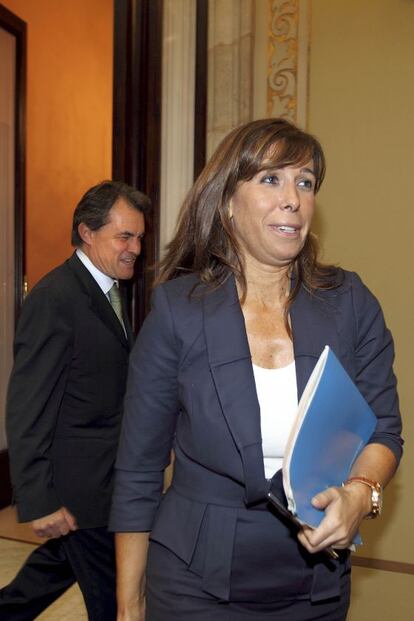 Alicia S&aacute;nchez-Camacho pasando junto a Artur Mas, en julio pasado, el d&iacute;a que el Parlament aprob&oacute; los presupuestos de 2011.