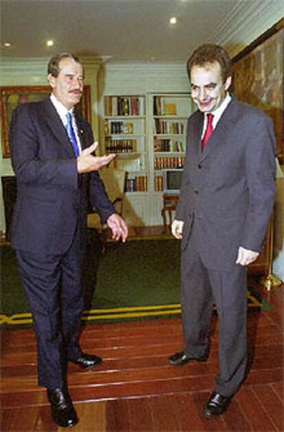 El presidente Vicente Fox y Zapatero, durante la recepción que ofreció anteayer el mandatario mexicano en su residencia oficial.