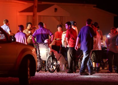 Equipos de emergencia, ambulancias, cuerpos de seguridad, y otros vehículos de emergencia se han desplazado hasta el lugar y están evacuando a los heridos a un campo de fútbol cercano que está actuando de hospital de campaña.