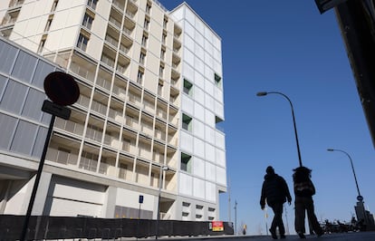 Pisos pblicos en construccin en la plaza de les Glries de Barcelona.