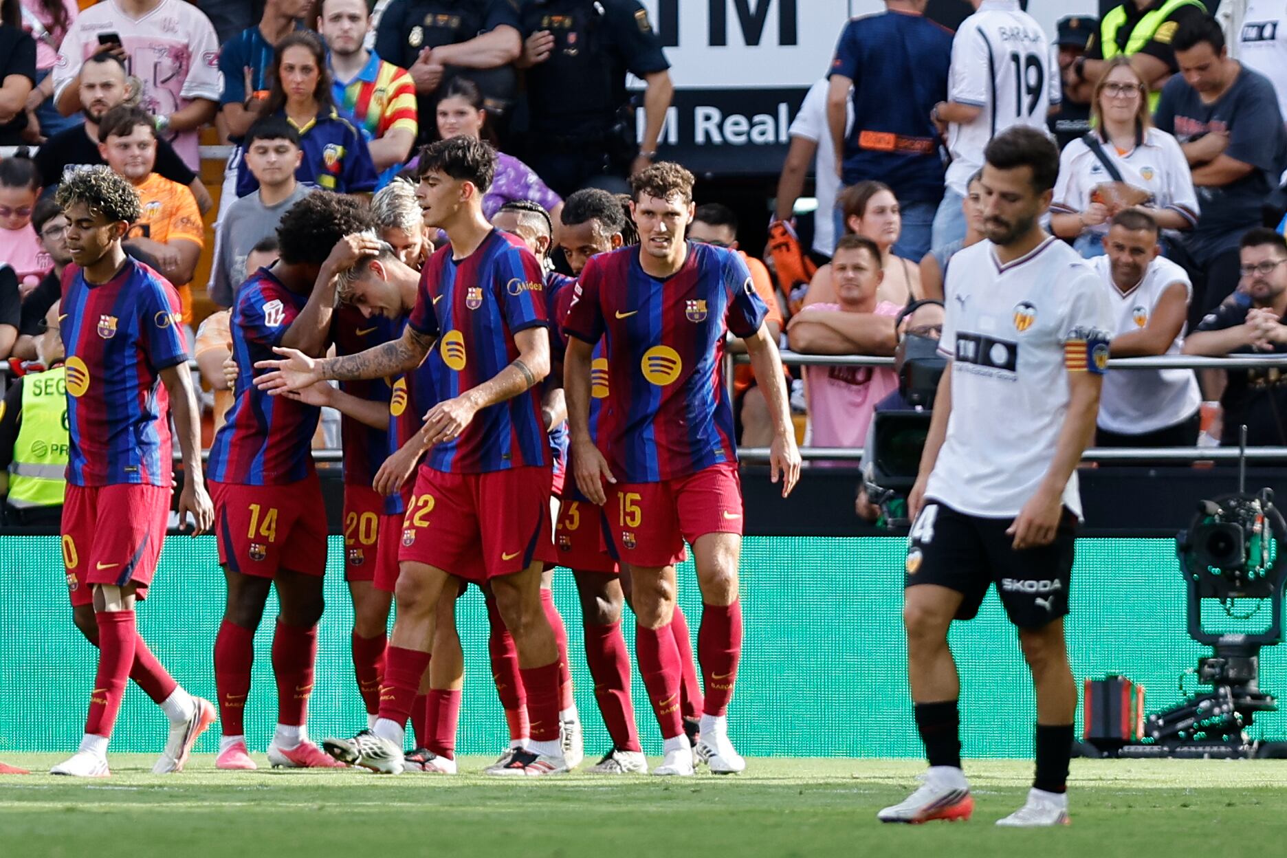 El Barça disfruta en Mestalla a costa de un pobre Valencia