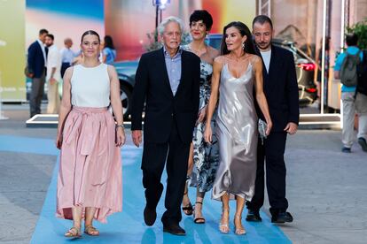 La reina Letizia (2d) junto a actor estadounidense Michael Douglas (2i), a la presidenta balear, Marga Prohens (i), a la ministra de Seguridad Social, Elma Saiz (c), y el director del evento, Jaume Ripoll (d) a su llegada a la gala de clausura del Atlántida Mallorca Film Fest celebrada este domingo en la capital balear. 
