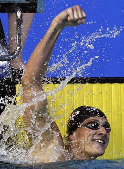 El americano Ryan Lochte celebra su victoria en los 200 espalda.