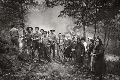 'A huebra limpiando el monte' (1962), una de las fotografías de la exposición 'Piedad Isla. Realismo poético'