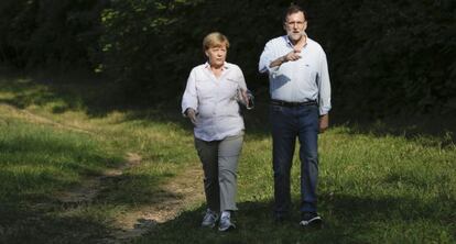 Angela Merkel i Mariano Rajoy, durant el seu passeig campestre.