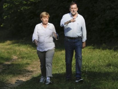 Angela Merkel i Mariano Rajoy, durant el seu passeig campestre.