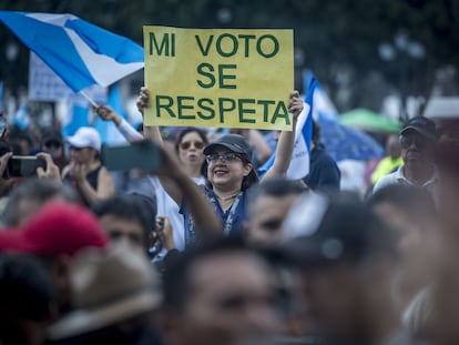 Una manifestante sostiene un cartel en una protesta en la Ciudad de Guatemala el 3 de septiembre.