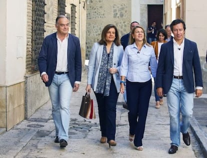 La ministra de Empleo, Fátima Báñez (segunda por la izquierda), acompañada por la presidenta de Castilla-La Mancha y secretaria general del PP, María Dolores de Cospedal, y los vicesecretarios de Organización, Carlos Floriano (a la derecha) y de Estudios y Programas, Esteban González Pons