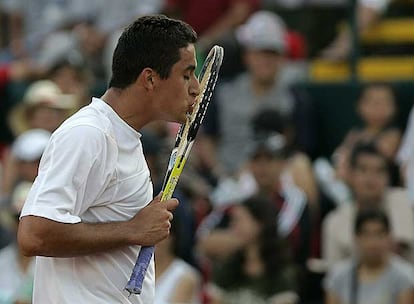 Nicolás Almagro besa la raqueta tras ganar a Matías Silva.