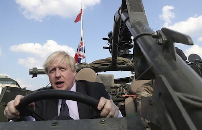 Siempre que tiene ocasión de salir en una fotografía para los medios, Johnson lo hace. En esta ocasión conduce un vehículo militar en Orzysz, en el noroeste de Polonia, durante una ceremonia en la Tumba del Soldado Desconocido.