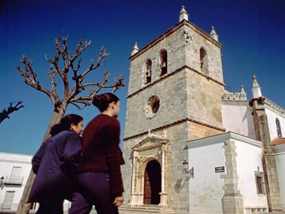 La de la iglesia de la Magdalena, en Olivenza (Badajoz, construida en el siglo XVI, y cuya puerta principal se atribuye al escultor francés Nicolás Chanterenne, autor de la puerta del monasterio de los Jerónimos en Lisboa.