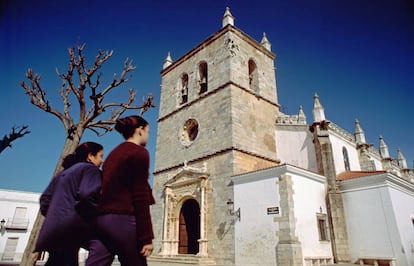 La de la iglesia de la Magdalena, en Olivenza (Badajoz, construida en el siglo XVI, y cuya puerta principal se atribuye al escultor francés Nicolás Chanterenne, autor de la puerta del monasterio de los Jerónimos en Lisboa.