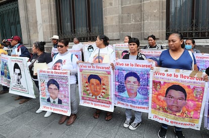 Familiares de los 43 normalistas desaparecidos de Ayotzinapa se manifiestan al término de una reunión con el presidente de México, Andrés Manuel López Obrador, en Palacio Nacional en la Ciudad de México (México). El 27 de agosto 2024.