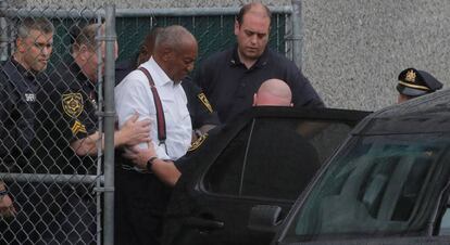 Bill Cosby, escoltado por la policía.