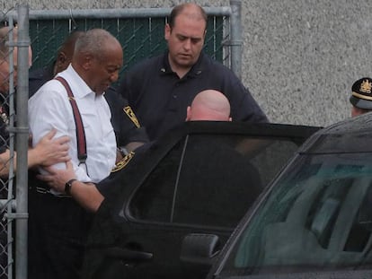 Bill Cosby, escoltado por la policía.