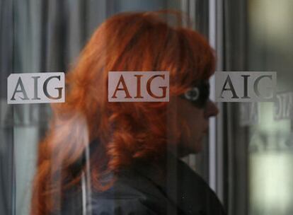 Una mujer entra en una oficina de AIG en Nueva York.