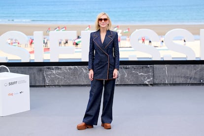 Cate Blanches pos con este 'Canadian tuxedo' acompa?ado por maxiplataformas durante el 'photocall' de la rueda de prensa de su nueva pelcula, 'Rumours'.