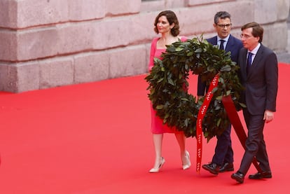 Desde la izquierda, la presidenta de la Comunidad de Madrid, Isabel Díaz Ayuso; el ministro de la Presidencia, Félix Bolaños, y el alcalde de Madrid, José Luis Martínez-Almeida, depositan una corona de laurel en homenaje a los héroes del Dos de Mayo, en la Puerta del Sol.