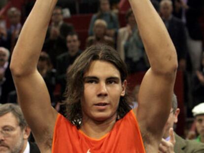 El tenista mallorquín levanta el trofeo de ganador del Masters Series de Madrid.