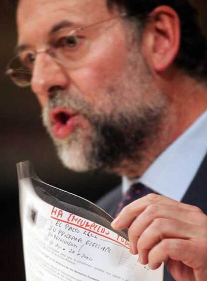 Rajoy sujeta un papel con anotaciones manuscritas. "Ha incumplido todo", se lee en una de ellas.