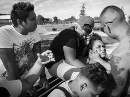 Miembros de una banda
de Latin Kings, retratados
en un parque de Milán.