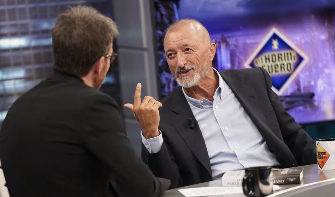 El escritor Arturo Pérez-Reverte,  con Pablo Motos, el pasado lunes en 'El Hormiguero'.