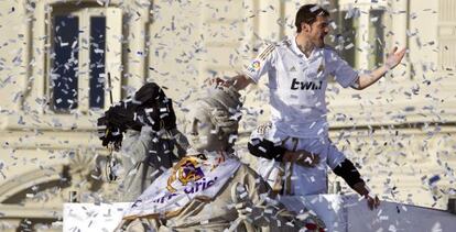 Iker Casillas anuda una bandera a la diosa Cibeles.