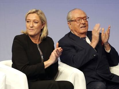 La líder del Frente Nacional, Marine Le Pen, y su padre Jean-Marie, en un acto en noviembre.