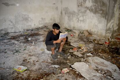 En el año 2017, un joven afgano atrapado en Serbia desde el año anterior lee un libro dentro una fábrica en ruinas de la localidad de Sid. El chico aseguraba que la lectura le hacía viajar. En este enclave, cientos de personas sobrevivían entre ruinas mientras esperaban poder cruzar la frontera con Croacia y seguir su camino. La policía era el gran temor, ya que muchas veces irrumpían de repente y les quitaba lo poco tenían. En muchos casos también los obligaba a abandonar el país y marcharse a Macedonia o Grecia, por lo que debían a empezar nuevamente el camino migratorio.